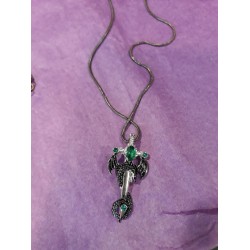 FANTASTIQUE Collier Dragon noir sur épée strass vert