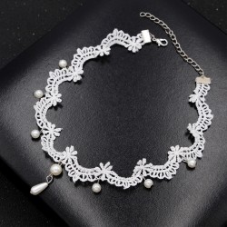 Collier ras de cou dentelle blanche