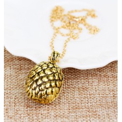 Collier doré avec pendentif oeuf de dragon à écailles
