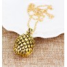 Collier doré avec pendentif oeuf de dragon à écailles